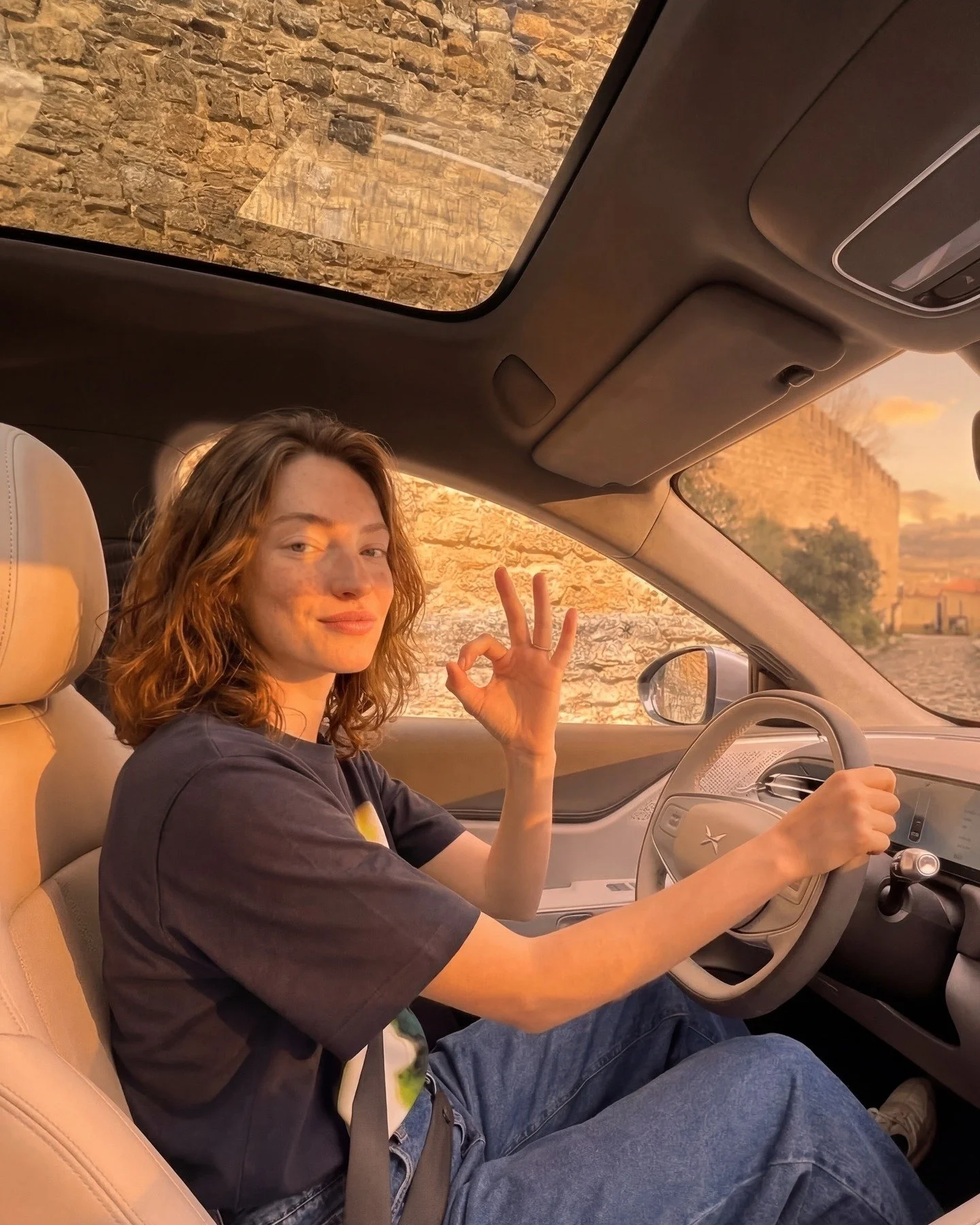 Eu, uma rua apertada, e uma f&eacute; absurda no XPENG G6.&nbsp; 😂

Me, a narrow street, and an unreasonable amount of faith in the XPENG G6.&nbsp; 😂

#pub #XPENGG6 #obidos #tightspots #drivingassist #electricdrive