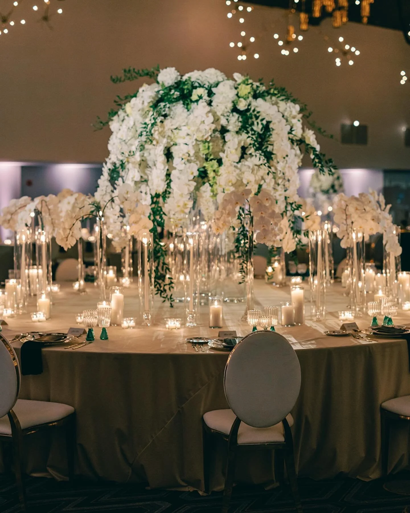 A perfect candlelight vibe for Joey + Caroline&rsquo;s reception. 💚🕯️
-
Design &amp; Creative Director: @kateandcompany
Production: @lindseybeeen
Photo x Video: @theyoungsphoto
Chargers: @bbjlatavola
Decor x Lighting:@marinelle.co
Entertainment: @l