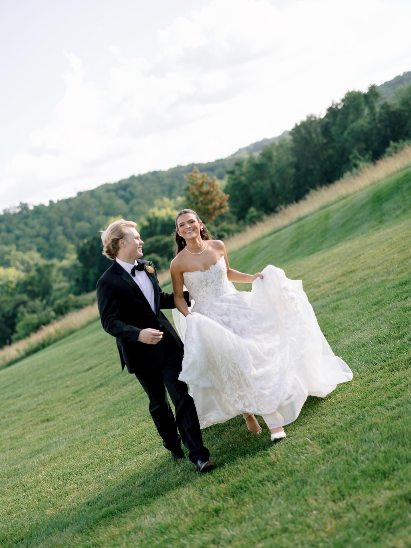 Hello spring? Is that you 👀☀️🌷 
-
Venue: @westwind_hills 
Planning: @celebratebycece 
-
#stlweddingphotographer #destinationweddingphotography #springweddinginspo #weddingphotography #fineartweddings
