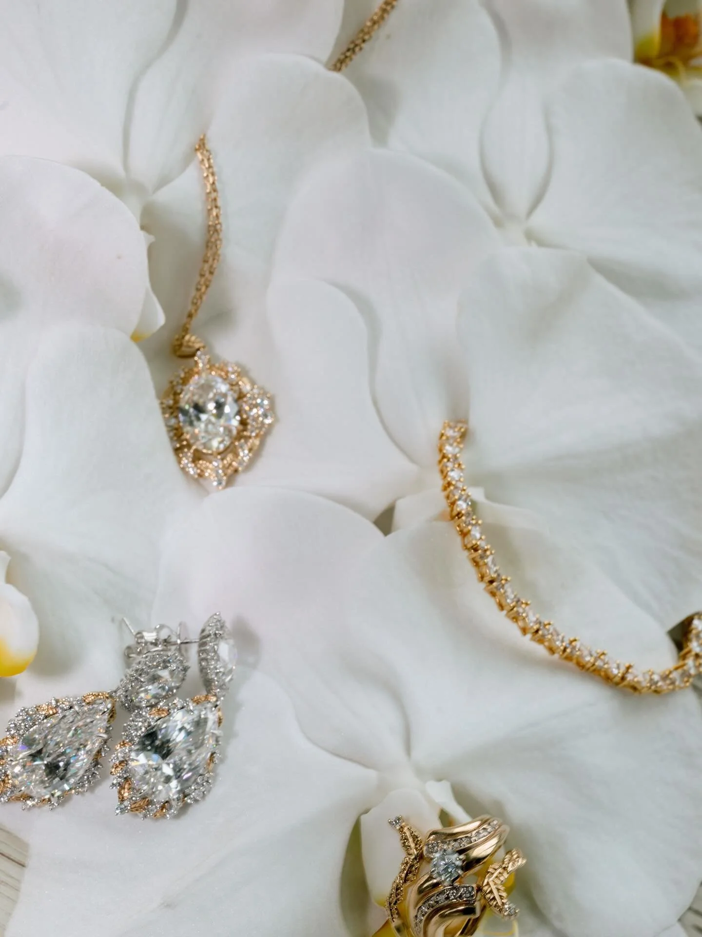 Some details mean more when they&rsquo;re made by the person wearing them. 💍 Jenn created each one of her wedding day jewelry pieces, and they are absolutely stunning. ✨ so much talent, so much intention. 
-
Venue: @westwind_hills 
Florals: @amflora