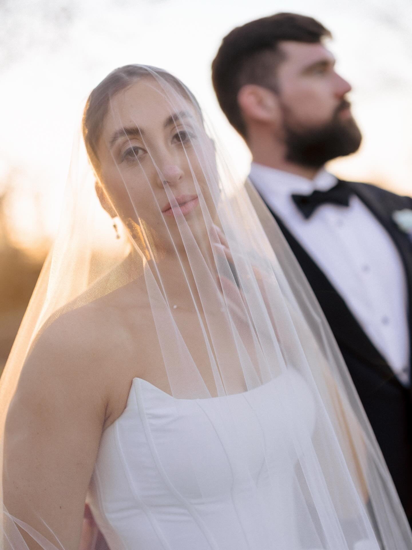 Annie + Jeff 😮&zwj;💨 chill guys.. you&rsquo;re too cool. 🤏🏼🤏🏼🤏🏼
-

Creative Direction, Planning &amp; Design: @Izeventco Photo &amp; Video: @theyoungsphoto
Venue: @mobotgarden
Catering: @cateringstlouisevents
Floral: @bellifioristl
Decor &amp