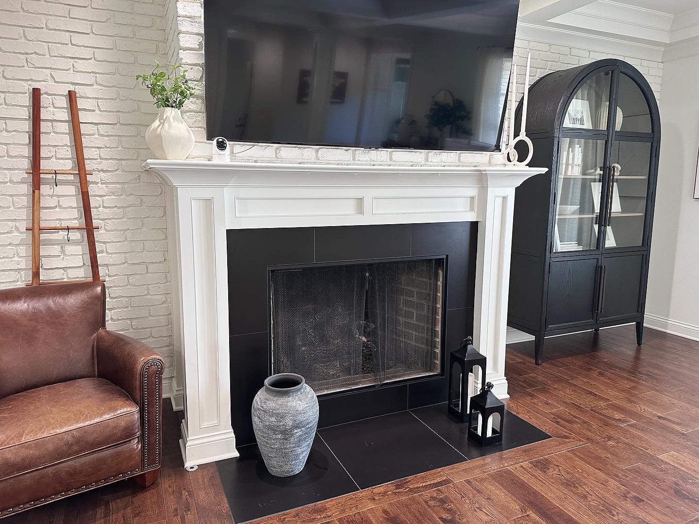 We did this fireplace back in Jan. How humbling it is to be able to not only come back to do new work but to see your installation again. So simple and yet , a statement. 🖤🖤
*chefs kiss 
.
.
.
#tile#fireplace#cozy#home#tileinstallation#columbus#ohi