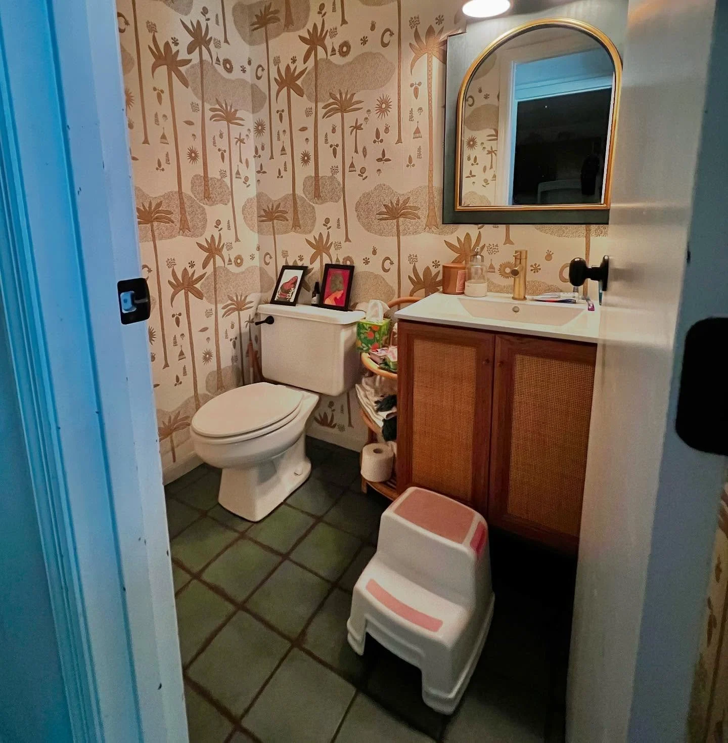 Small bathroom makeover from about a year ago. Return clients have us doing their upstairs guest bathroom and we finally got to see this one finished! We love our creative clients !!! 
.
.
.
#tilefloor#smallbathroom#remodel#tiledesign#creativeprocess