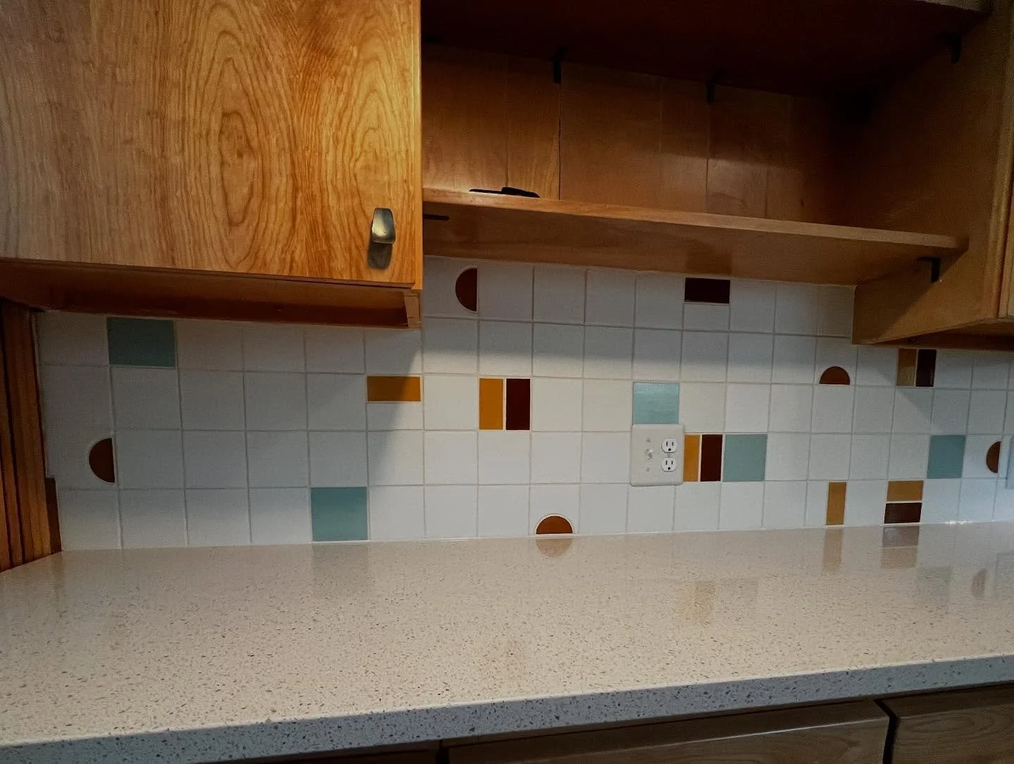 Mid Century modern for the timeline. We love a good collab of old with new. Hand made tiles from @mercurymosaics make any kitchen backsplash pop! ▫️🔹🔸▫️
.
.
#backsplash#localtileinstaller#columbusohio#tile#tiledesign#tilework#tileinstallation#midce