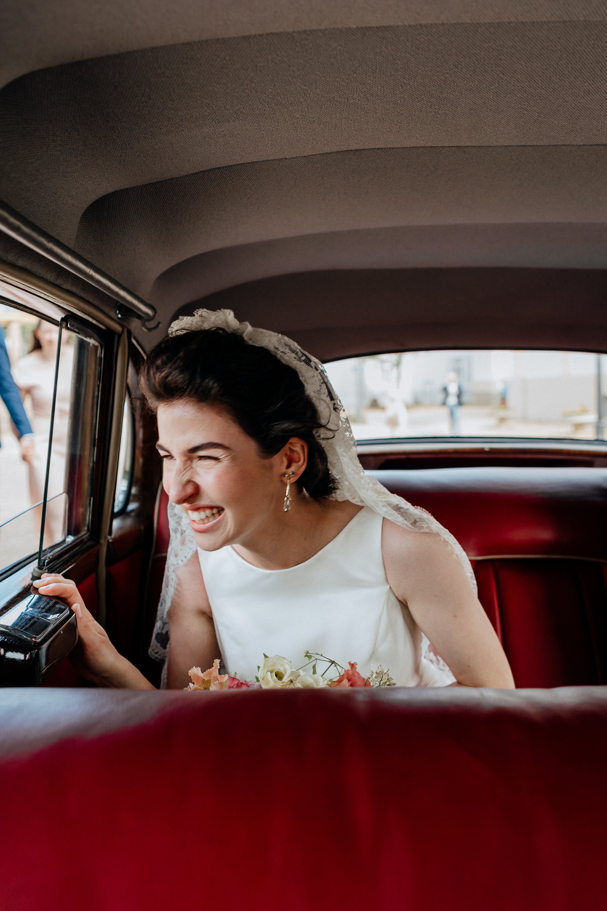Authentische und moderne Hochzeitsfotografie aus Düsseldorf. Buchbar in NRW, Deutschland und weltweit.