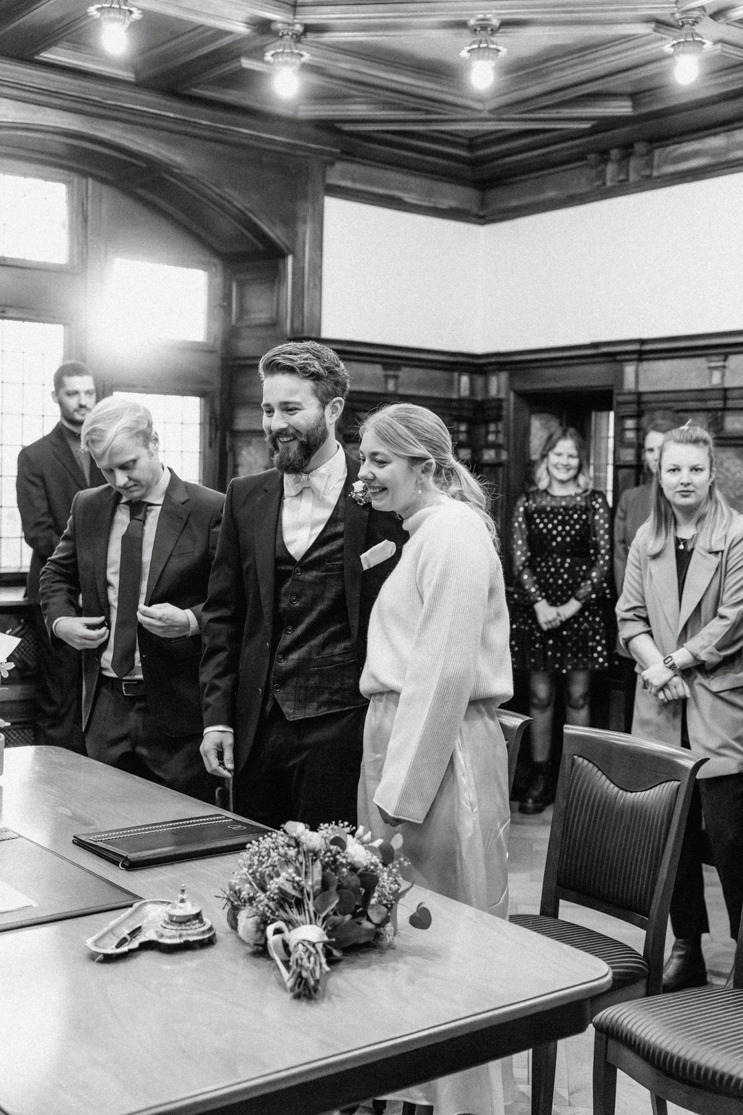 Authentische und moderne Hochzeitsfotografie aus Düsseldorf. Buchbar in NRW, Deutschland und weltweit. Standesamtliche Hochzeit in Freiburg.