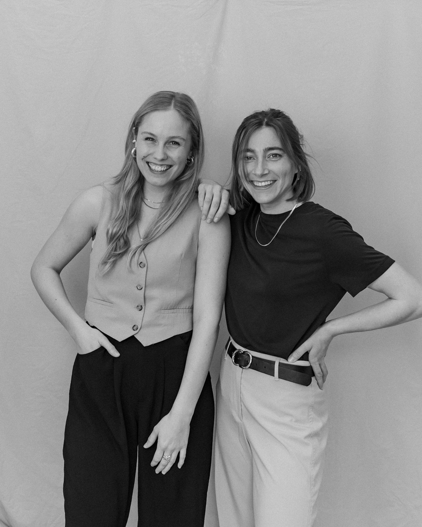 Das sind wir, Alina und Lisa &ndash; Freundinnen und Fotografinnen in NRW.
 Fotografie bedeutet f&uuml;r uns echte Geschichten zu erz&auml;hlen. Uns geht es darum die ganz gro&szlig;en und vielen kleinen Momente des Lebens festzuhalten. Erinnerungen 