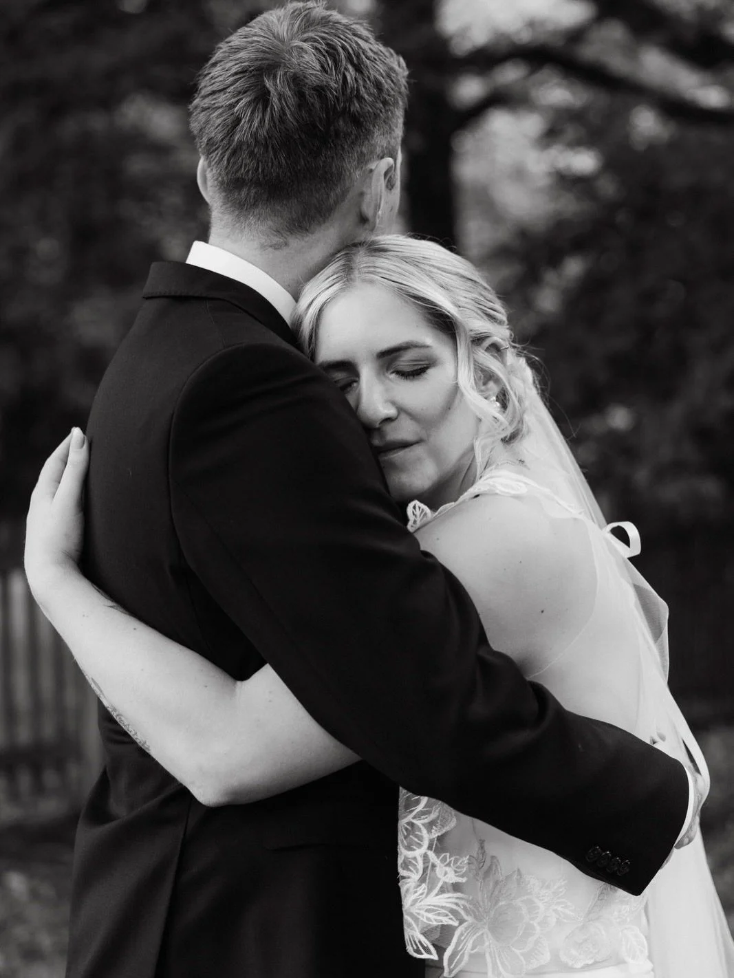 Tanja &amp; Finn 💕

Location: @hof.steffen @fast4wardgmbh 
Kleid: @hey___dress 
Anzug: @maennerstolz 
Blumen: @gaertnerei_grabbert 

#momentsoverposes #hochzeitsreportage #heirateninnrw #hochzeitind&uuml;sseldorf #hochzeitsfotos