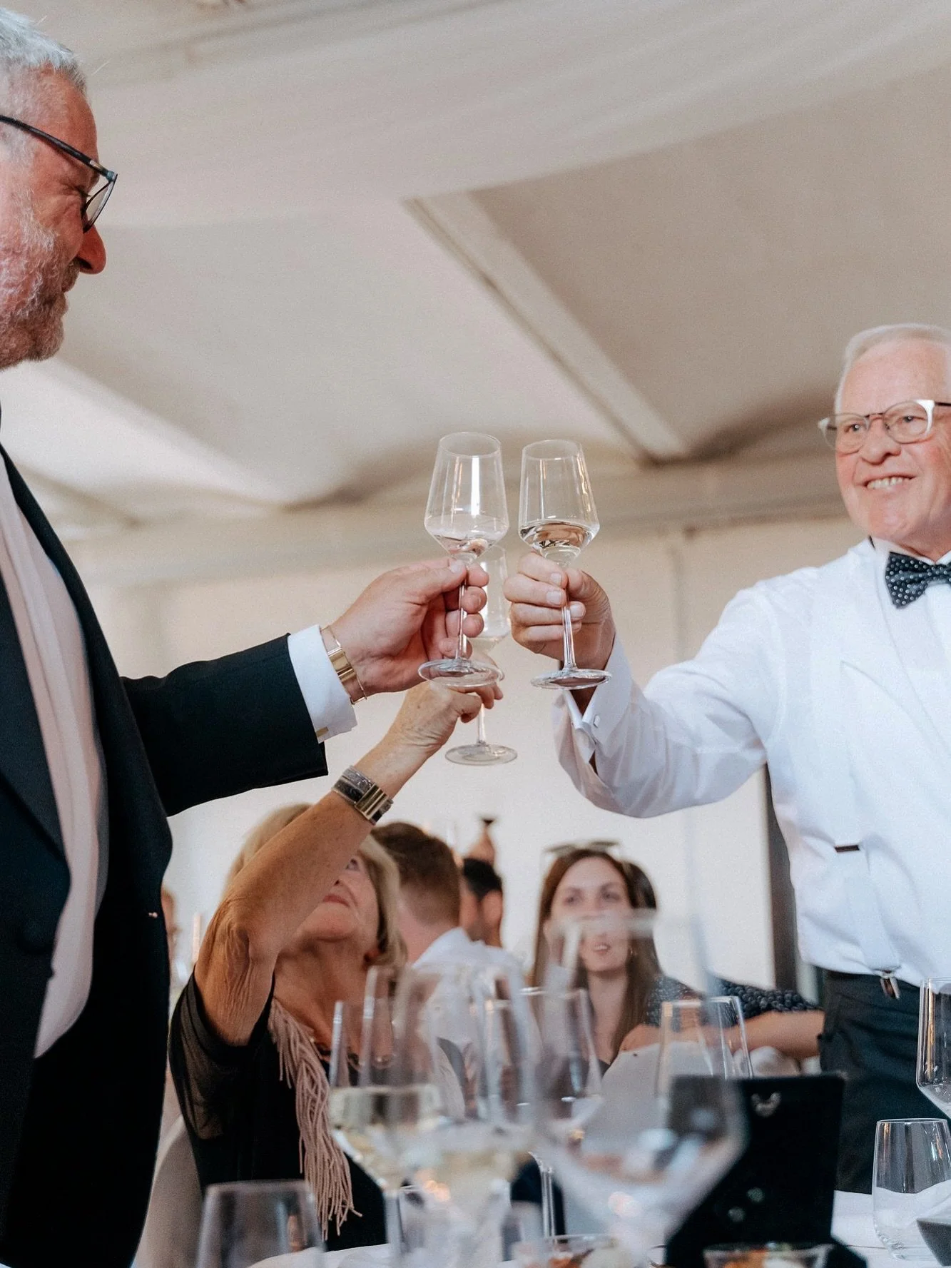 Cheers, auf euch! 🥂🍾

Auf Hochzeiten wachsen nicht nur die Paare noch enger zusammen, sondern auch die Familien und Freunde. Es ist jedes Mal von Neuem so sch&ouml;n zu beobachten, wie liebevoll und offen alle miteinander umgehen und zusammen komme