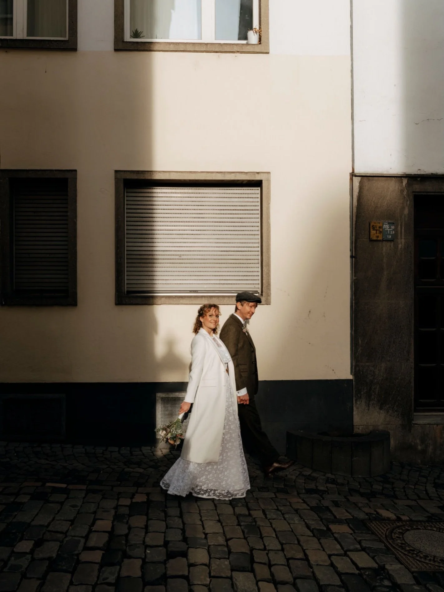Nadja und Mathis kurz vor ihrer Trauung im Historischen Rathaus in K&ouml;ln 💫

#momentsoverposes #hochzeitk&ouml;ln #standesamtlichehochzeit #winterhochzeit #realwedding