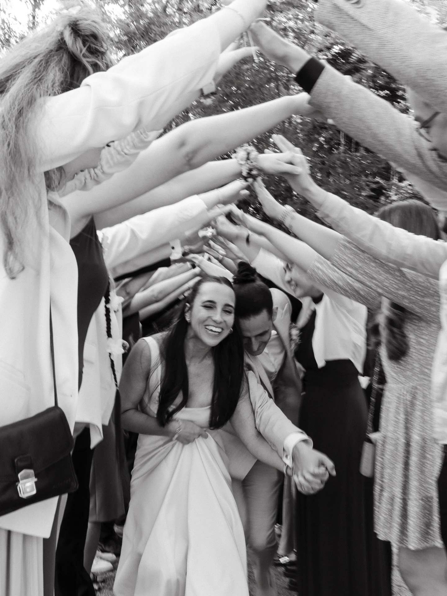 So viel Liebe f&uuml;r diese zwei 🖤✨

#hochzeitsreportage #heirateninnrw #hochzeitsfotografnrw #momentsoverposes #candidmoments