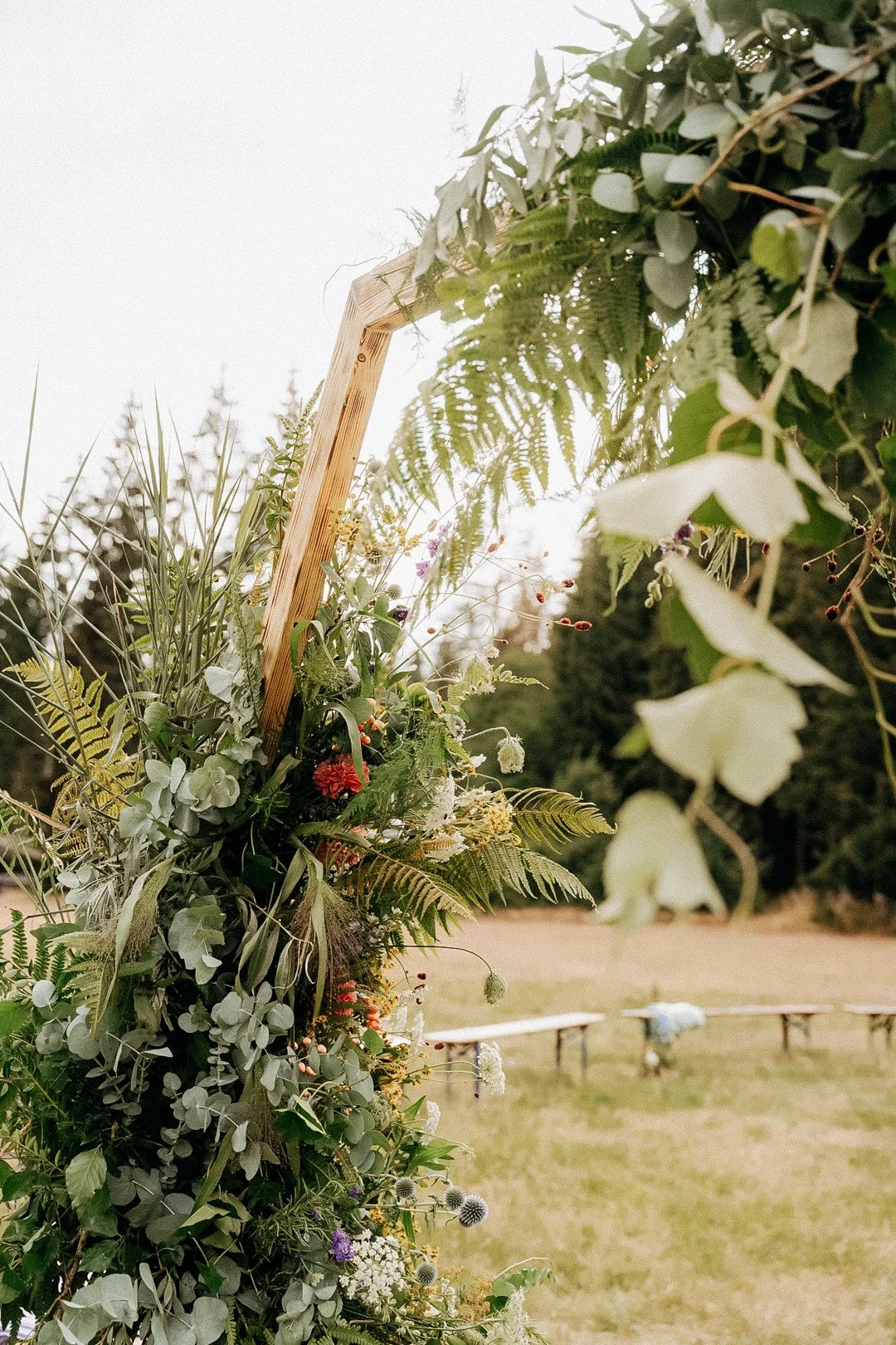 Authentische und moderne Hochzeitsfotografie aus Düsseldorf. Buchbar in NRW, Deutschland und weltweit. Freie Trauung im Wald.