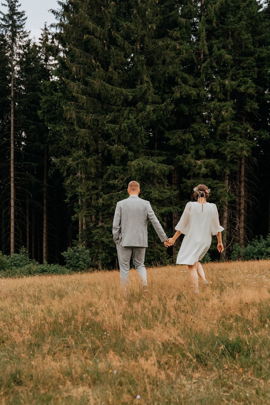 Authentische und moderne Hochzeitsfotografie aus Düsseldorf. Buchbar in NRW, Deutschland und weltweit. Freie Trauung im Wald.
