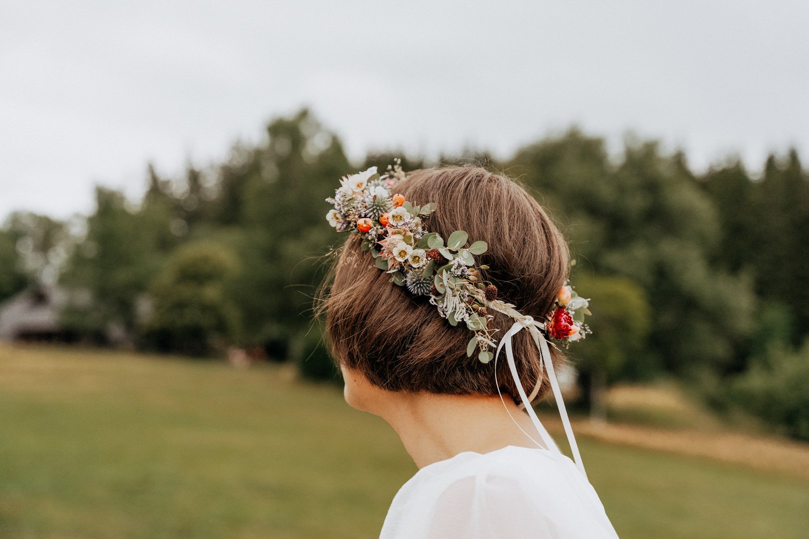 Authentische und moderne Hochzeitsfotografie aus Düsseldorf. Buchbar in NRW, Deutschland und weltweit. Freie Trauung im Wald.