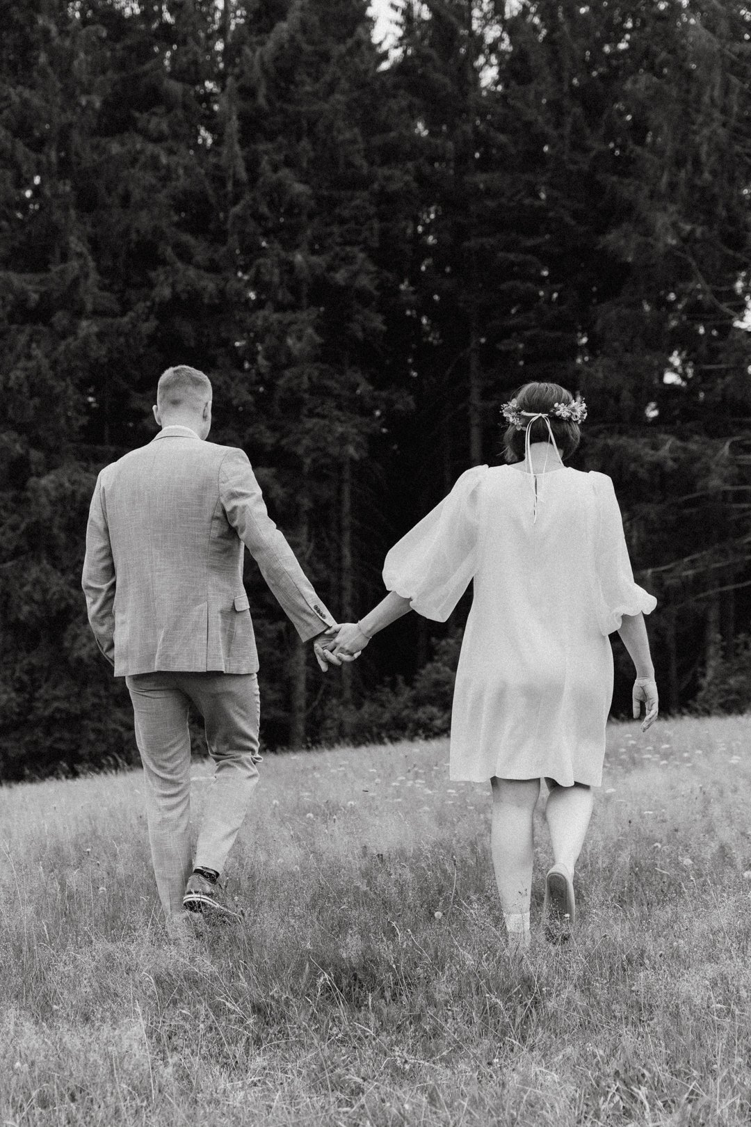 Authentische und moderne Hochzeitsfotografie aus Düsseldorf. Buchbar in NRW, Deutschland und weltweit. Freie Trauung im Wald.