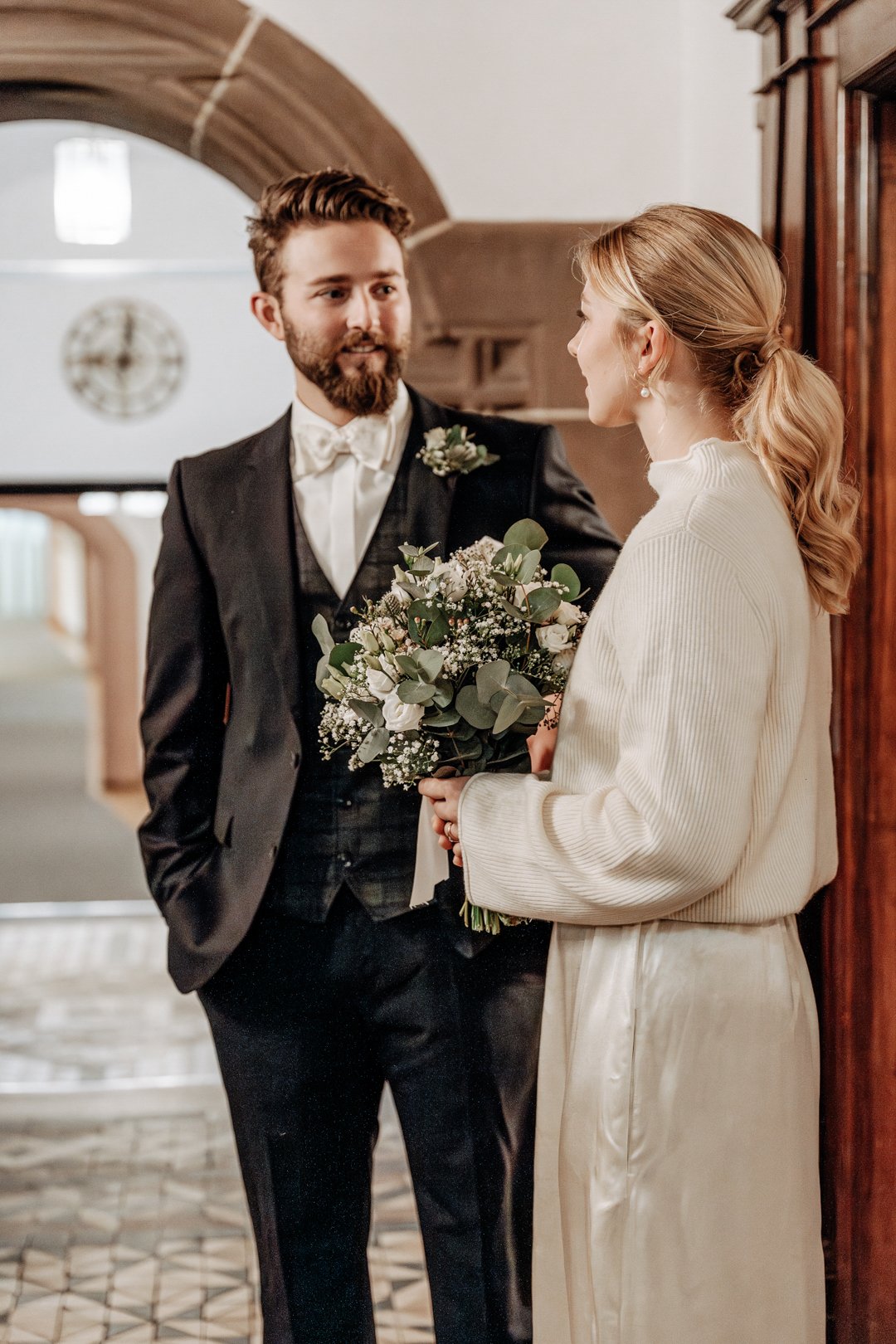 Authentische und moderne Hochzeitsfotografie aus Düsseldorf. Buchbar in NRW, Deutschland und weltweit. Standesamtliche Hochzeit in Freiburg.