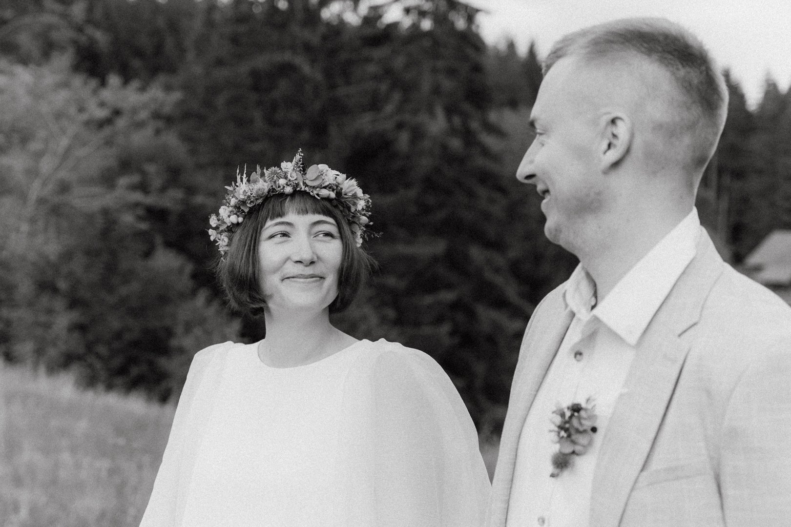 Authentische und moderne Hochzeitsfotografie aus Düsseldorf. Buchbar in NRW, Deutschland und weltweit. Freie Trauung im Wald.