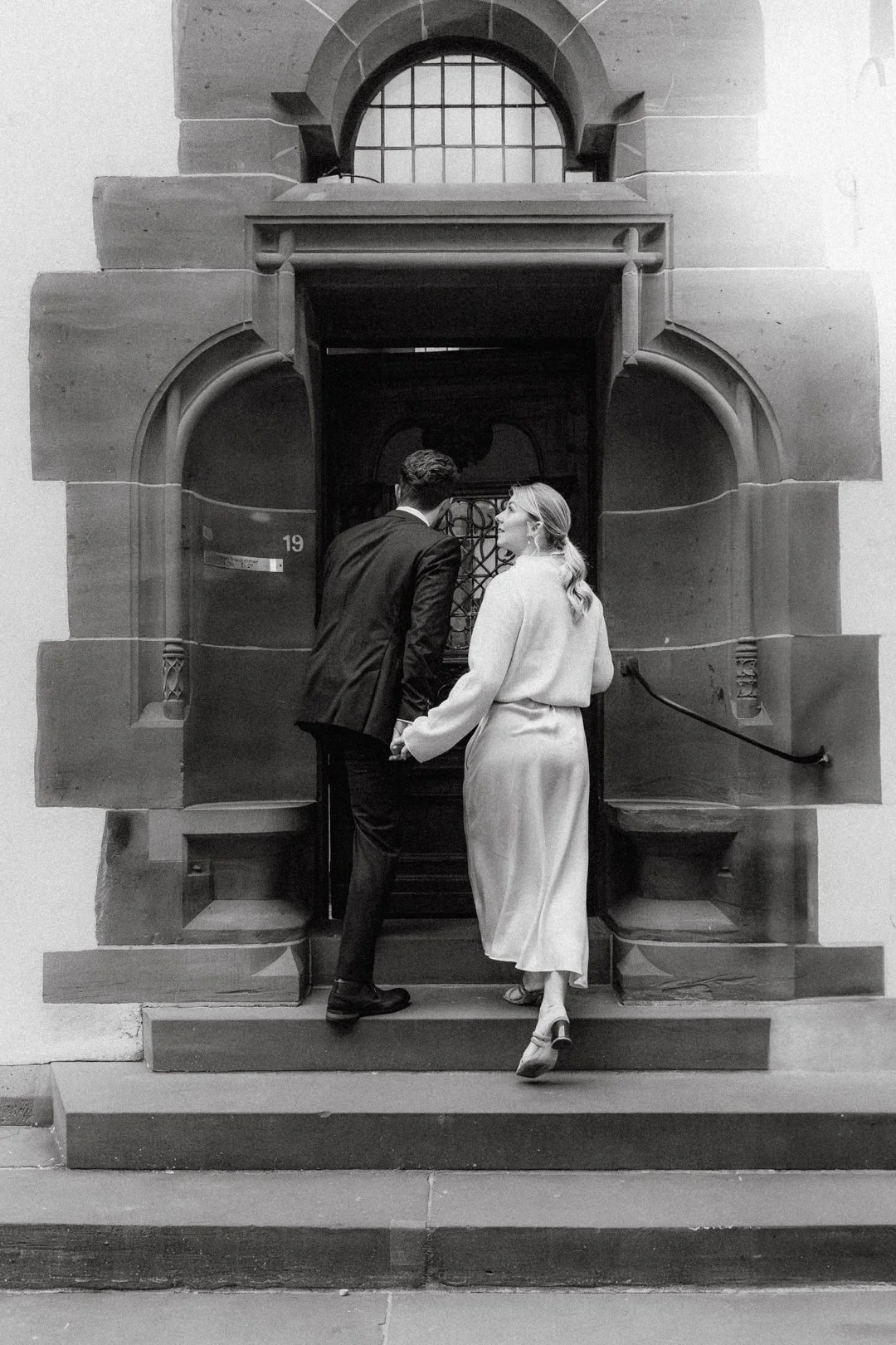 Authentische und moderne Hochzeitsfotografie aus Düsseldorf. Buchbar in NRW, Deutschland und weltweit. Standesamtliche Hochzeit in Freiburg.