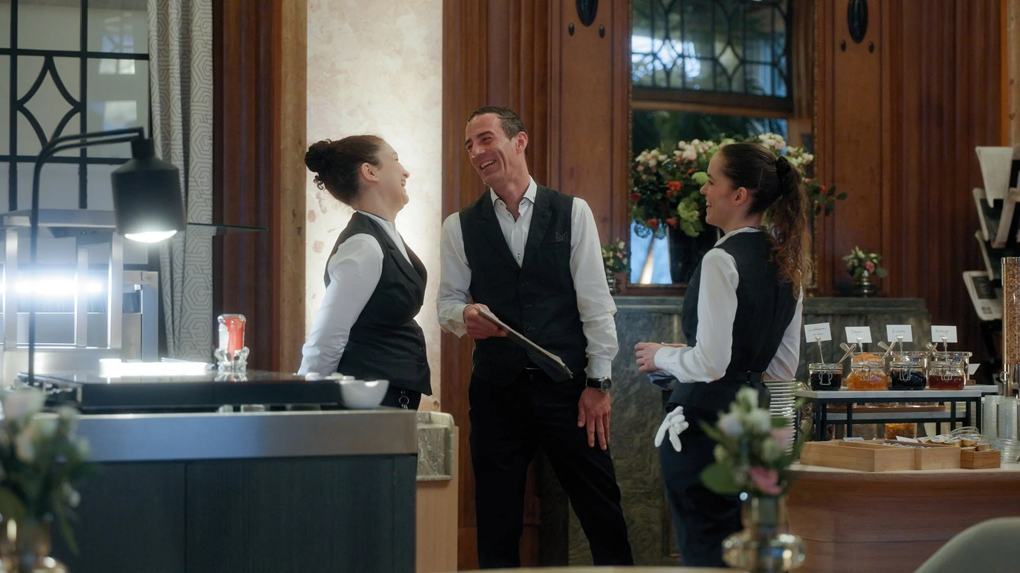 MEHR ALS EIN JOB - GESCHICHTEN AUS DEM ART DECO HOTEL MONTANA