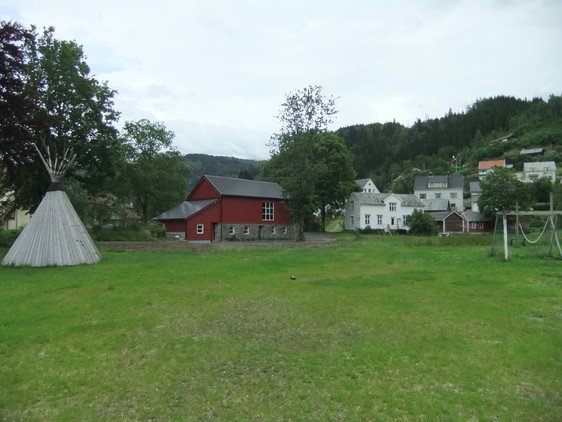 Jakob Sande-tunet, Dale