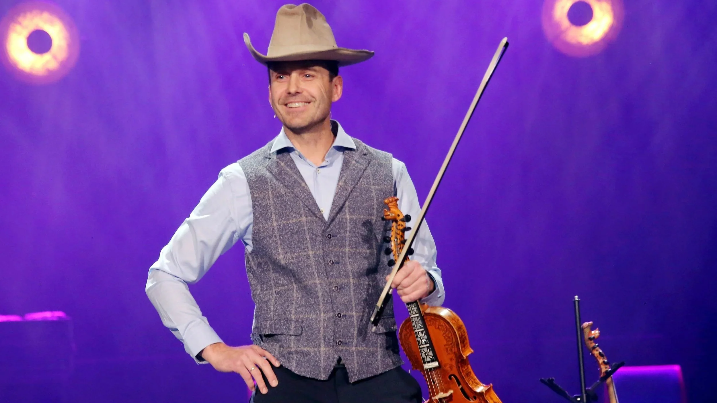 Mann med cowboyhatt og fele