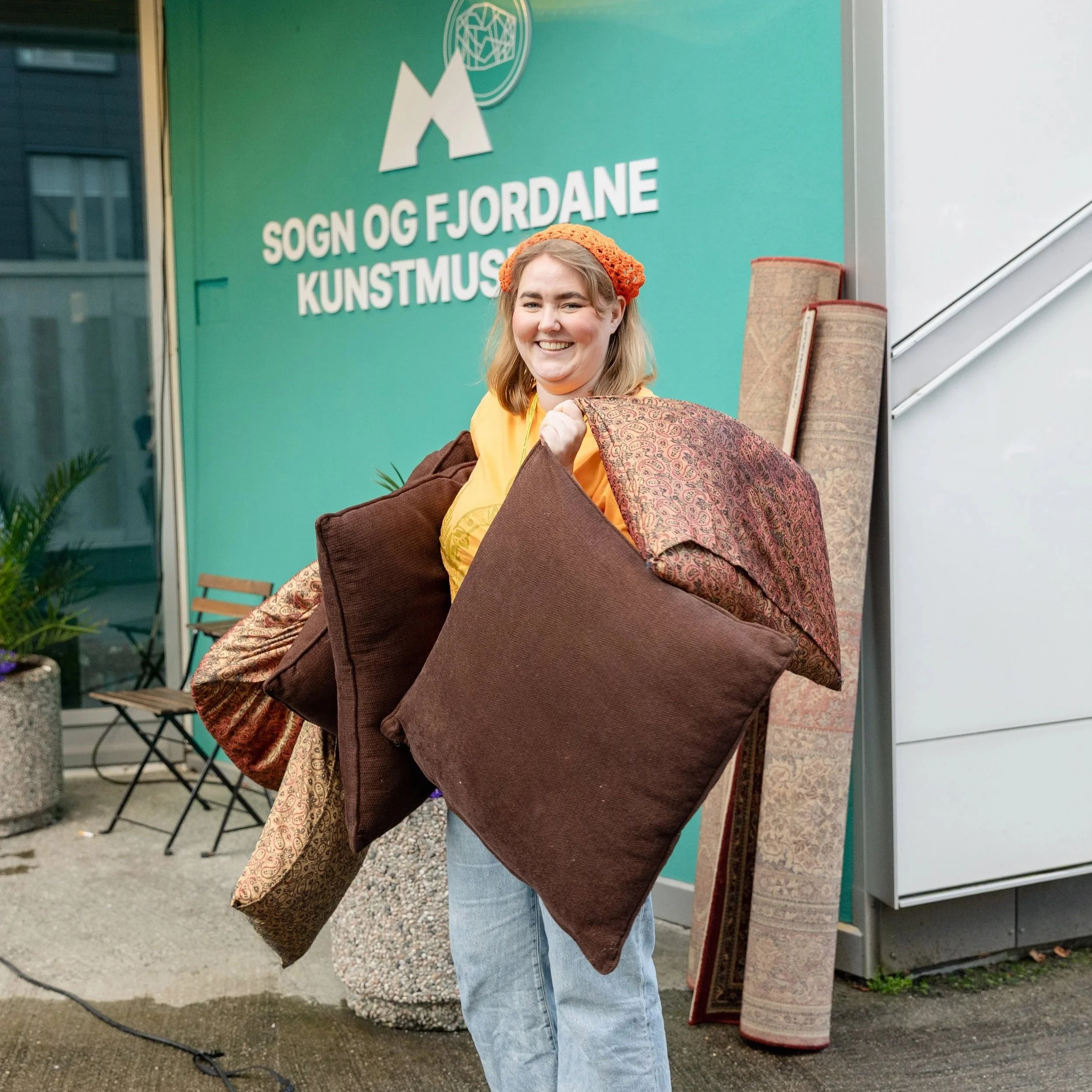 Person som fraktar puter og tepper