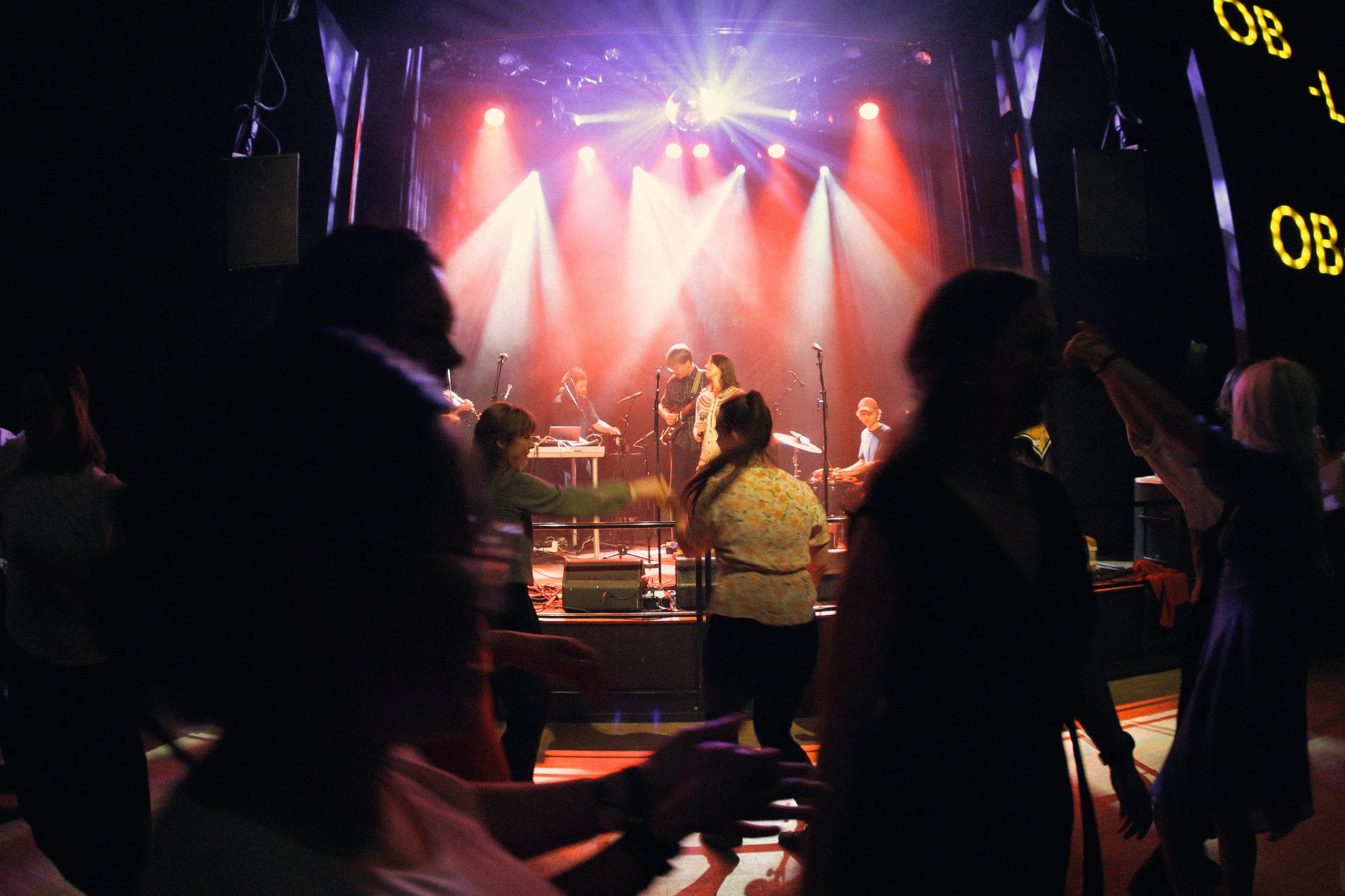 Personer som danser på en nattklub.