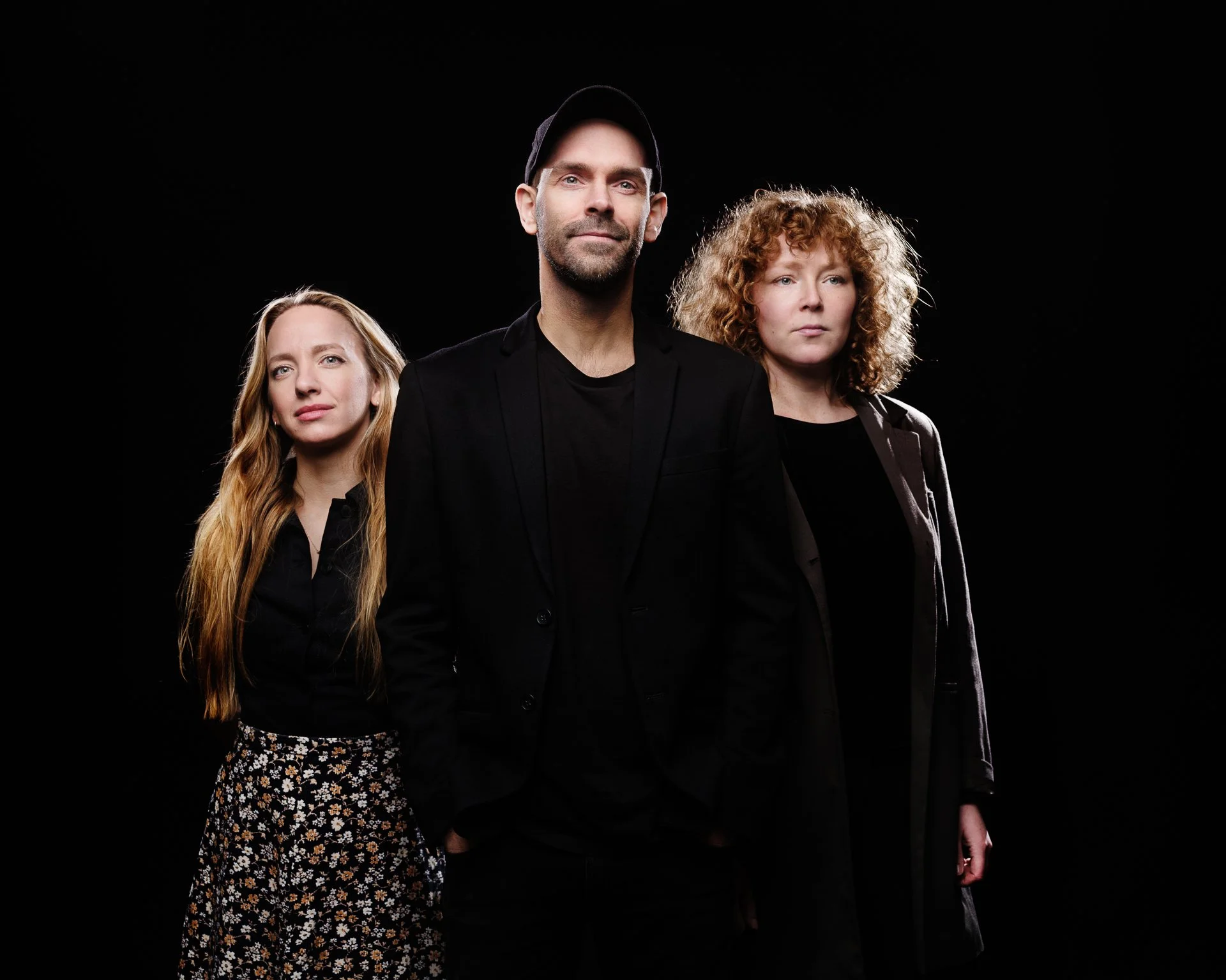 to kvinner og ein mann 