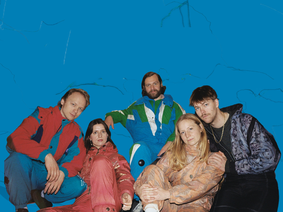 fem personar i fargerike klede