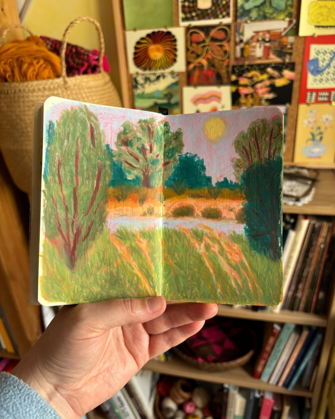 I&rsquo;m almost done with this tiny sketchbook! Maybe I&rsquo;ll do a cute sketchbook tour reel of my favorite pages soon if that&rsquo;s something you like to see. 
___
#botanicalart #inspiredbynature #contemporaryartist #artistoninstagram #neocolo