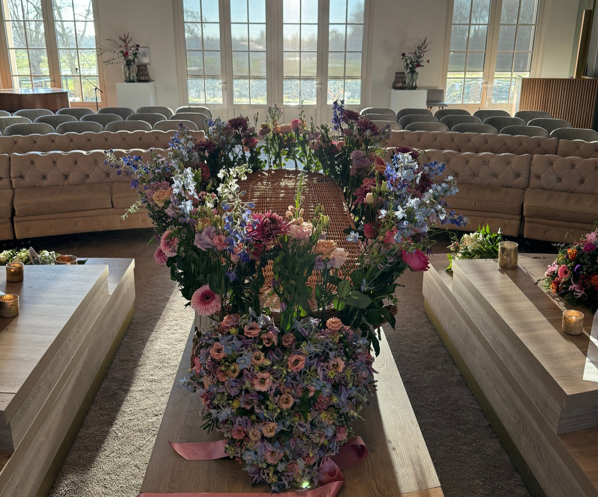 Mand met bloemenband in de aula van Sterrenheuvel in Haarlem