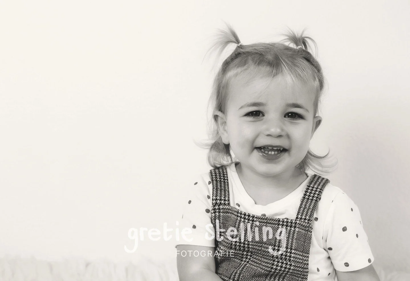Maud wat gaf jij een vrolijke energie aan de newborn fotoshoot van je nieuwe zusje. Jullie gaan samen nog heel veel leuke avonturen beleven!