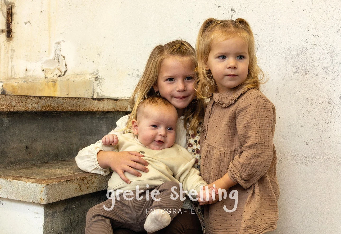 Voor dit lieve gezin stond volgende fotoshoot al in de planning. We vonden dit keer een industri&euml;le binnenlocatie. Lekker stoer! Lisa heeft gevoel voor het kiezen van de juiste outfitjes! Alles past altijd zo mooi bij elkaar.⁠
⁠&bull;⁠
#gretiest