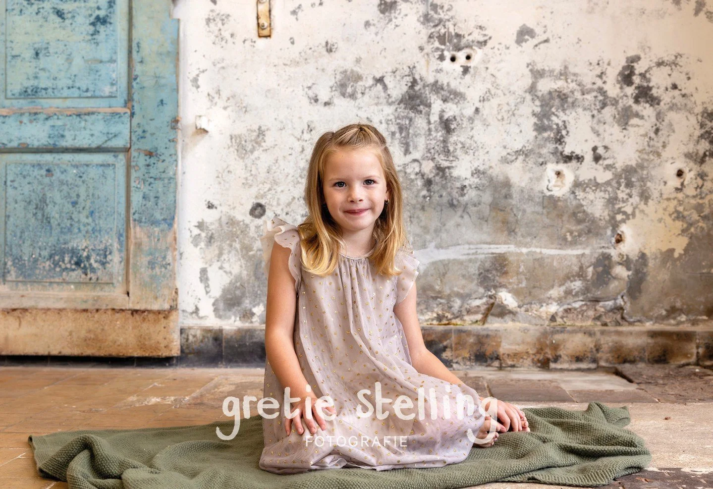 Suikerzoet, een mooi contrast met de industri&euml;le ruimte.⁠
Sophie in haar lievelingsjurk, ze had zo'n zin in deze shoot!⁠
⁠
⁠&bull;⁠
#gretiestellingfotografie #gretiestelling #babyfoto #kerstshoot #babyfotografie #newbornshoot #newbornfotografie 