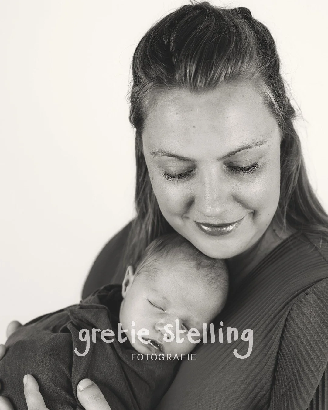 Vandaag moeders in de schijnwerpers.⁠
Zo lief, zo zacht, zo klein.⁠
⁠&bull;⁠
#gretiestellingfotografie #gretiestelling #babyfoto #kerstshoot #babyfotografie #newbornshoot #newbornfotografie #paasminishoot #studiofotografie #newbornphotography #babyfo