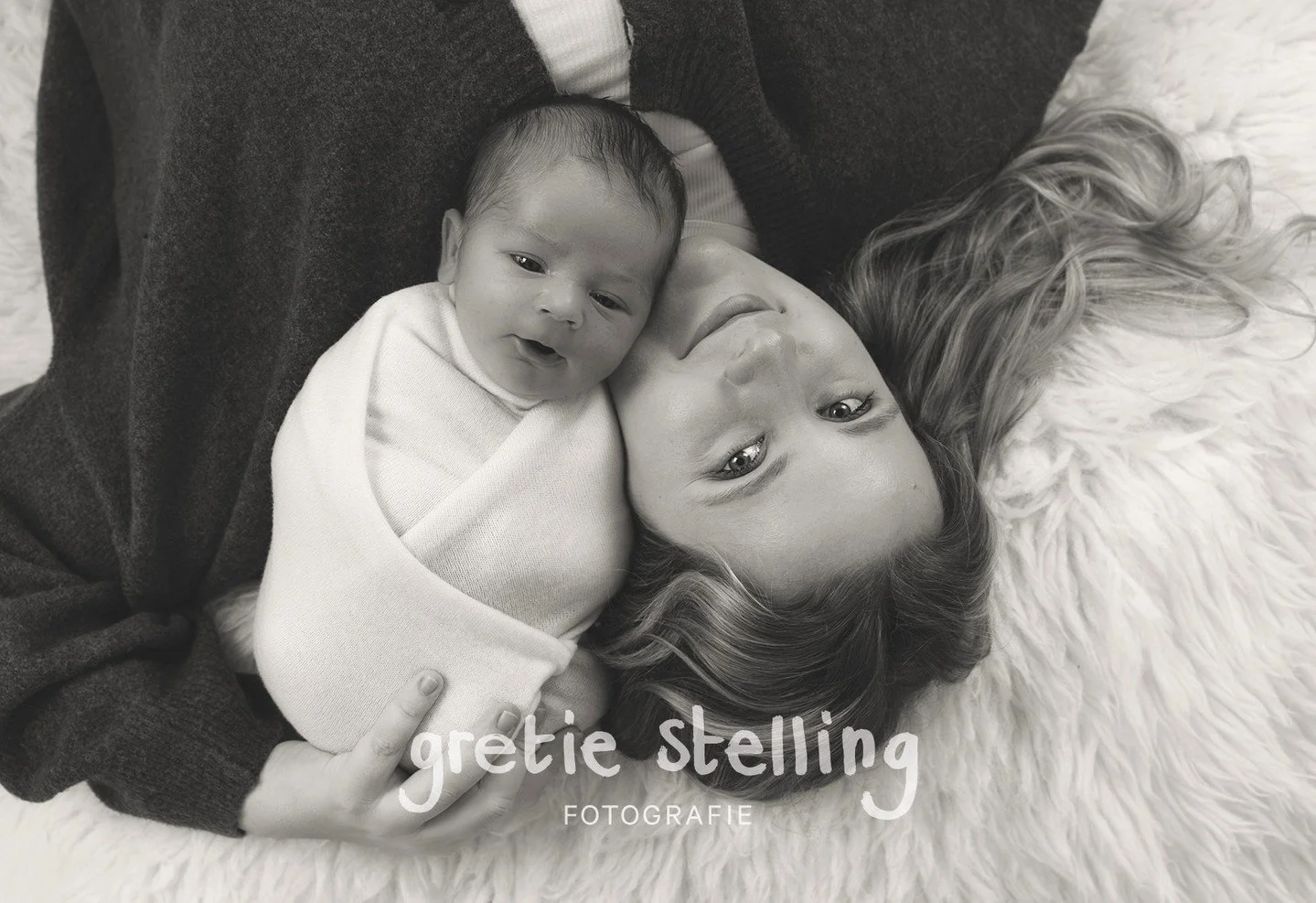 Baby Juno kondigde zich drie weken eerder aan. Dan is lekker dicht bij mama wel zo vertrouwd. ⁠
⁠
⁠&bull;⁠
#gretiestellingfotografie #gretiestelling #babyfoto #kerstshoot #babyfotografie #newbornshoot #newbornfotografie #paasminishoot #studiofotograf