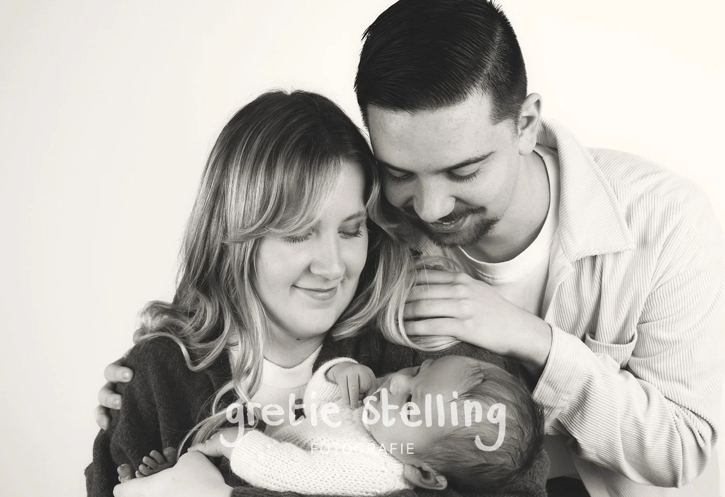 Wat een prachtig gezinnetje met hun eerste kindje.⁠ Tros en zo verliefd.⁠
⁠
⁠
⁠
⁠&bull;⁠
#gretiestellingfotografie #gretiestelling #babyfoto #kerstshoot #babyfotografie #newbornshoot #newbornfotografie #paasminishoot #studiofotografie #eerstekindje #
