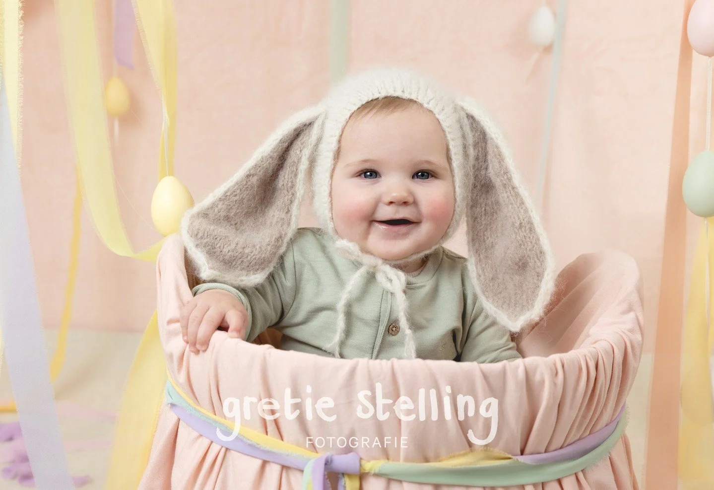 Yes, de eerste hulphaasjes komen in actie.⁠
De eitjes worden snel verstopt, nog even en dan is het zoeken geblazen.⁠
⁠