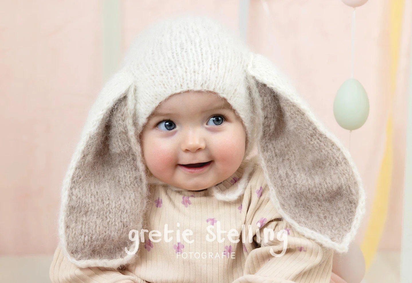 Zo schattig deze fantastische paashaas met haar mooie ronde wangen en prachtige kraalogen.⁠
⁠
⁠&bull;⁠
#gretiestellingfotografie #gretiestelling #babyfoto #kerstshoot #babyfotografie #newbornshoot #newbornfotografie #paasminishoot #studiofotografie #