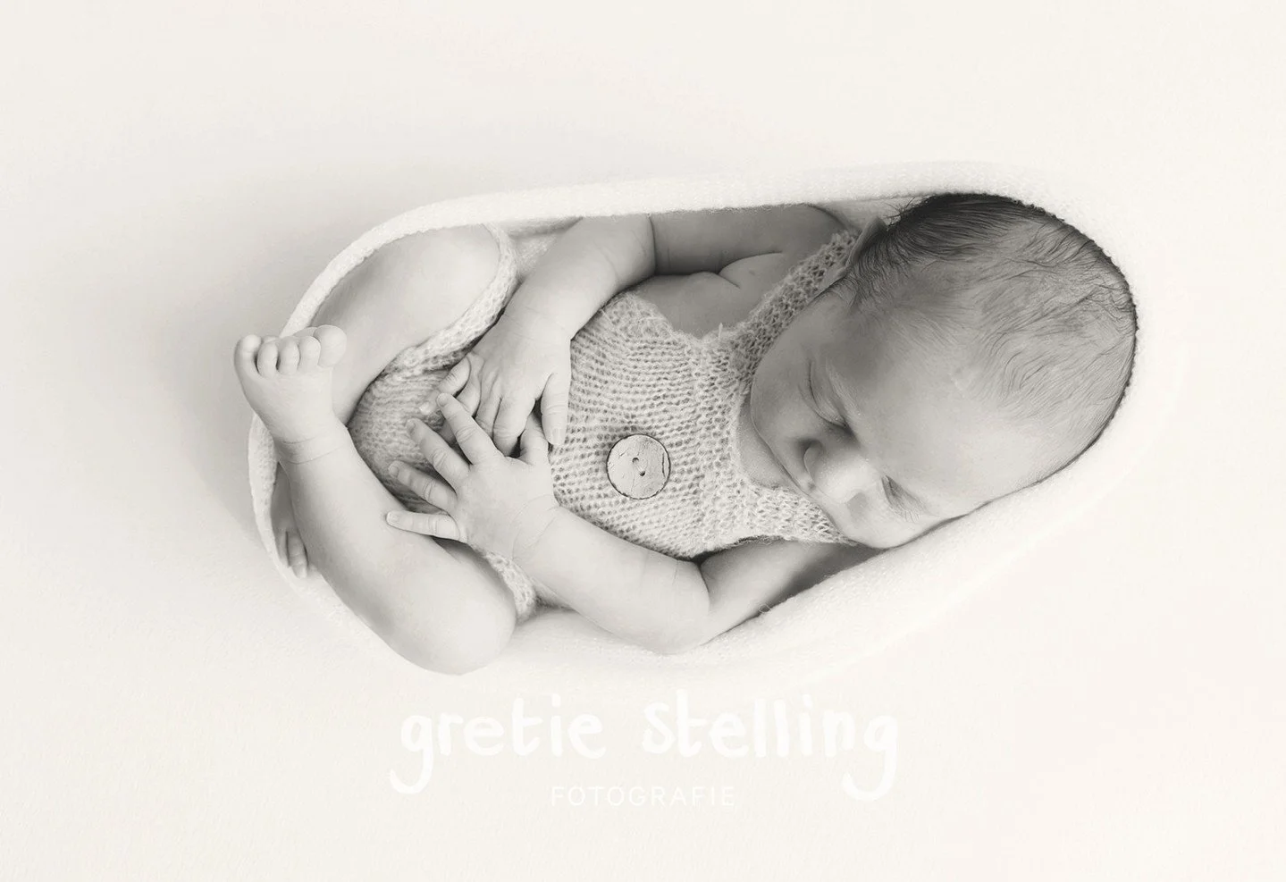 Donny mocht dit schattige wollen pakje aan tijdens zijn fotoshoot.⁠
Dit pakje is speciaal voor newborns, super zacht, ademend en heel confortabel.⁠
Kortom gemaakt van natuurlijk materiaal. ⁠
⁠&bull;⁠
#gretiestellingfotografie #gretiestelling #babyfot