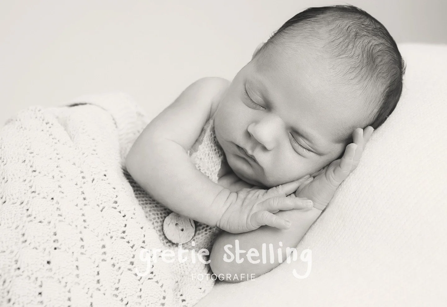 Even lekker relaxen op de zijpose. Die handjes zijn zo ontzettend lief en kijk eens naar dat ontspannen gezichtje. ⁠
⁠&bull;⁠
#gretiestellingfotografie #gretiestelling #wollenoutfitjes #babyfoto #kerstshoot #babyfotografie #newbornshoot #newbornfotog