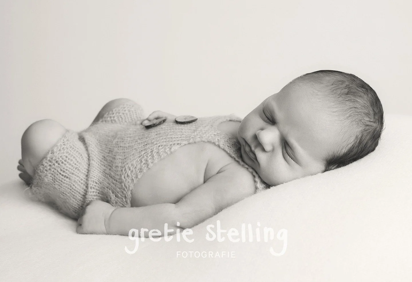 Wist je dat je bij een newborn fotoshoot de foto's in zowel kleur als zwart wit krijgt? Een mooie aanvulling op je digitale fotoserie.⁠
⁠
⁠&bull;⁠
#gretiestellingfotografie #gretiestelling #babyfoto #kerstshoot #babyfotografie #newbornshoot #newbornf