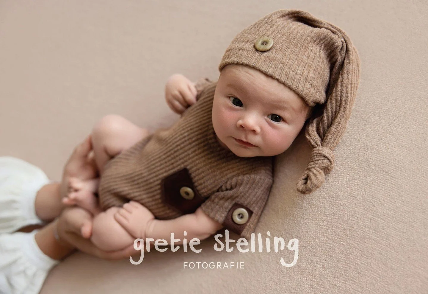 Lasse mocht dit stoere pakje aan met dit mutsje.⁠
Hij vond de camera reuze interessant. ⁠
⁠
⁠
⁠&bull;⁠
#gretiestellingfotografie #gretiestelling #babyfoto #kerstshoot #babyfotografie #newbornshoot #newbornfotografie #paasminishoot #studiofotografie #