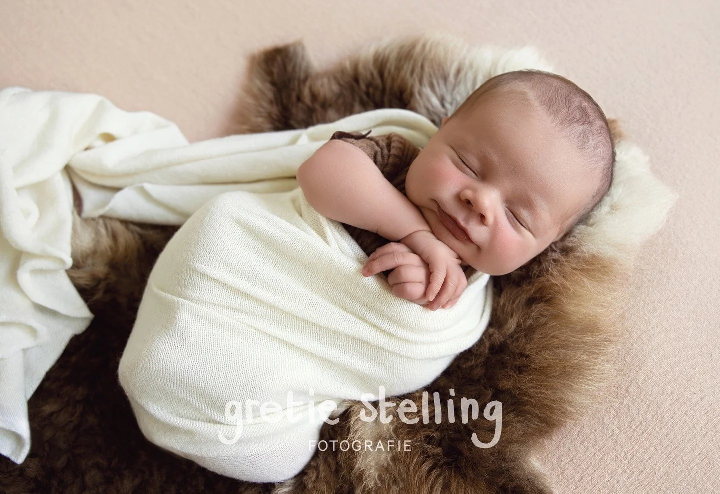 Dit soort foto's zorgen bij mij voor een geluksgevoel.⁠
Vertederende tevredenheid ⁠
⁠
⁠
⁠&bull;⁠
#gretiestellingfotografie #gretiestelling #babyfoto #kerstshoot #babyfotografie #newbornshoot #newbornfotografie #paasminishoot #studiofotografie #newbor