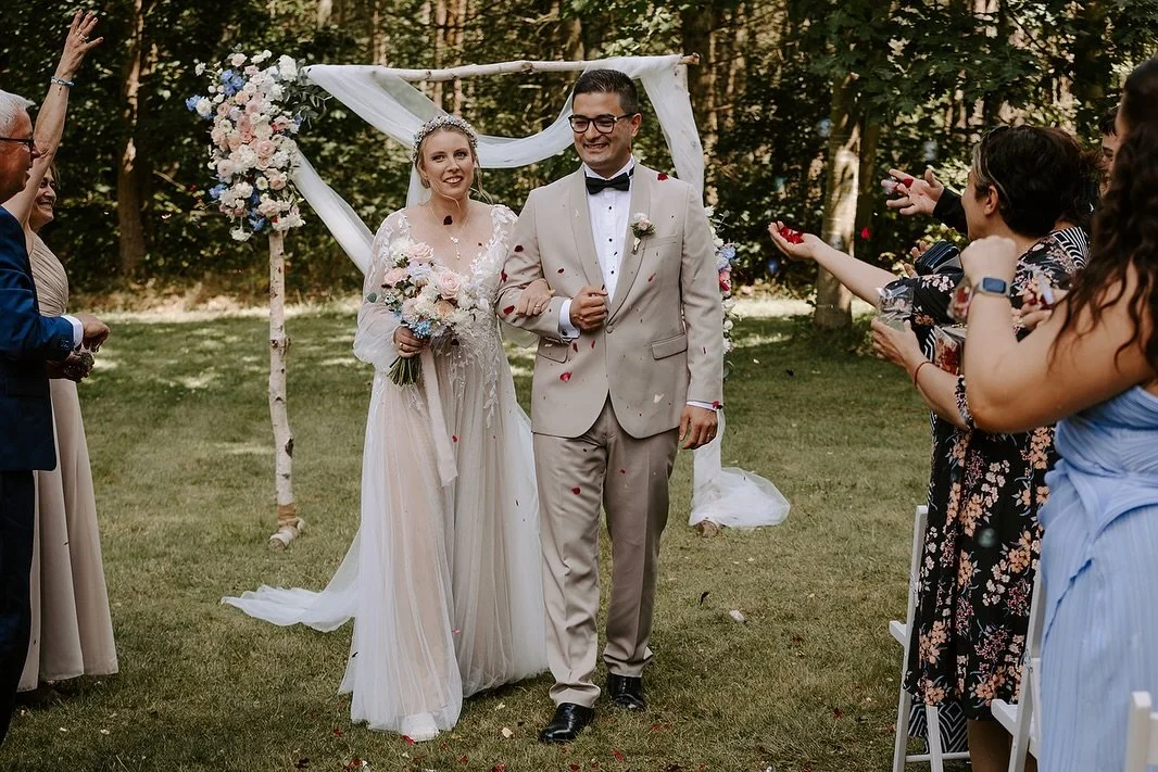 Die Hochzeit von L&amp;U wird mir immer in besonderer Erinnerung bleiben, da sie einfach so famili&auml;r und sch&ouml;n war. Die bunten Pastell T&ouml;ne bei den Blumen haben den Sommertag der 2 perfekt unterstrichen. 🩷 

Danke @ihrsagtja.hochzeits