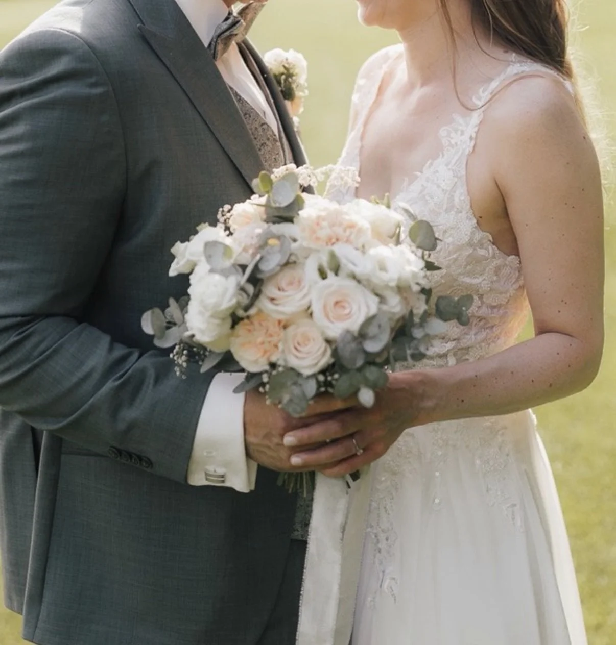 Throwback an diese wundersch&ouml;ne Sommerhochzeit von S&amp;N im @hochzeit_goldschaetzchen letzten Sommer. 

Wir haben die Tischdekoration und die Bl&uuml;mchen dekoriert und es sah alles wundervoll aus. 🌸🫶🏻🍸 

📸 @patriciaschumann.de 

#hochze