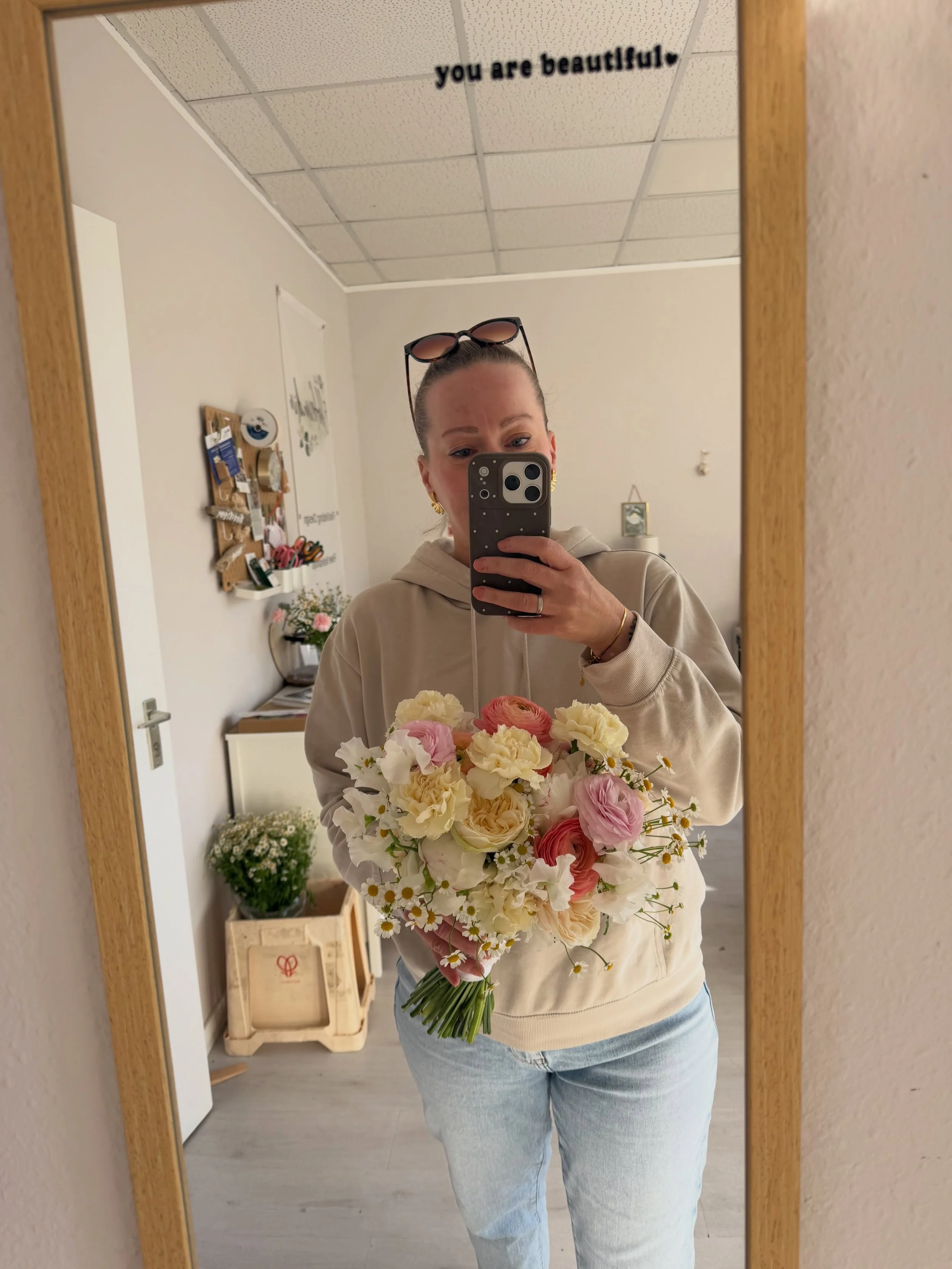 🌸🤍 Spring Wedding 🌸🤍 

Ich bin einfach verliebt in diesen lockeren und leichten Fr&uuml;hlingslook. 
Die zarten peach,rose und gelb T&ouml;ne passen einfach wundersch&ouml;n zusammen. 

Welche Farben habt ihr euch f&uuml;r eure Hochzeit ausgesuch