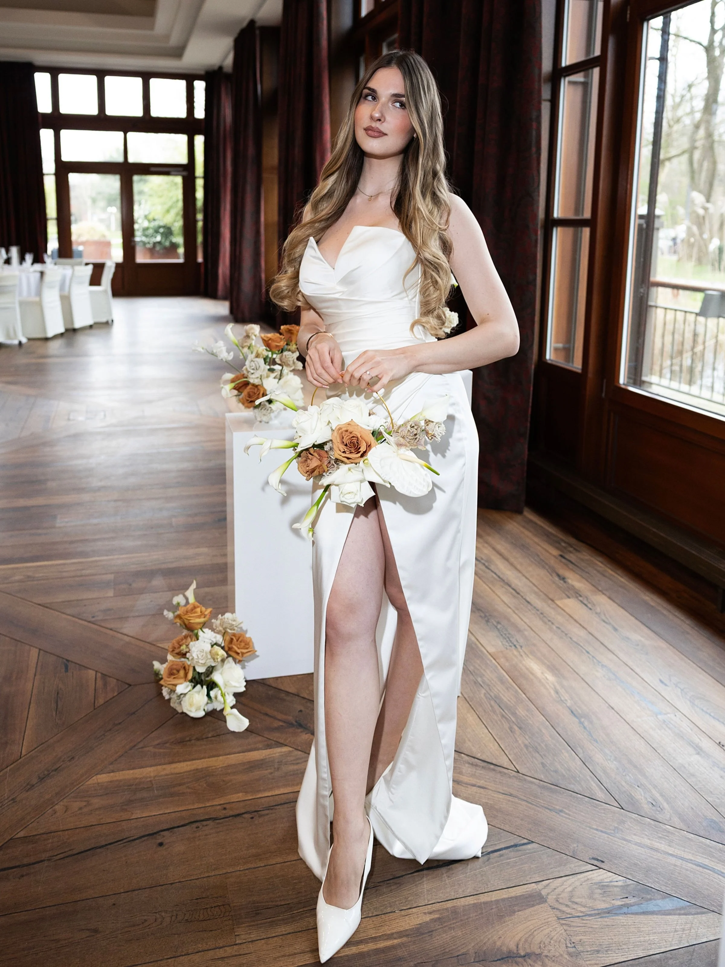 Ein Bridal Purse Bouquet ist eine elegante Alternative zum klassischen Brautstrau&szlig; und der Trend 2026. 

Die Blumen werden dabei in oder an einer dekorativen Handtasche, einem Korb oder einer kleinen Ring arrangiert, sodass die Braut den Strau&