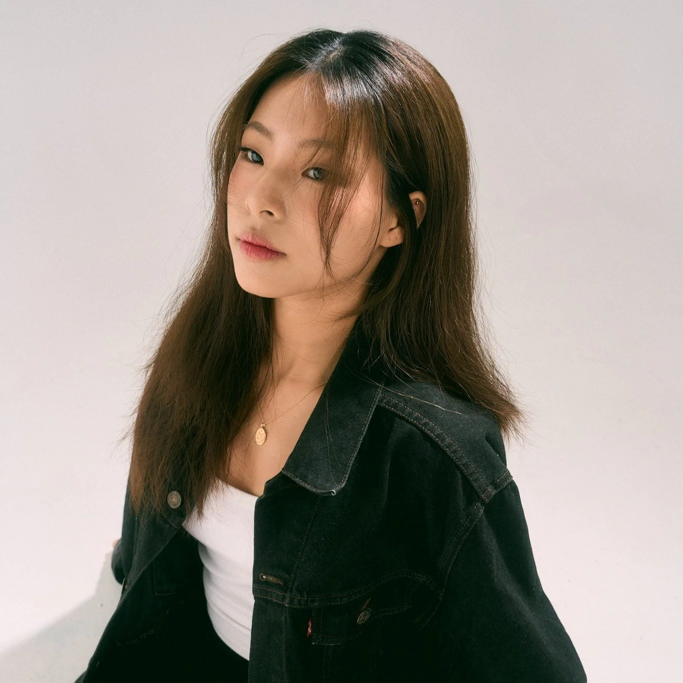 Soft smokey mono-lid makeup with a touch of reddish pink on cheeks and lips for a confident, modern look.

📸 @naheuy
👩🏻 @kellyyseow / @now_model_management
💄@zoamakeup

#zoamakeup #makeupartist #bridalmakeup
#orientalmakeup #sgmakeupartist