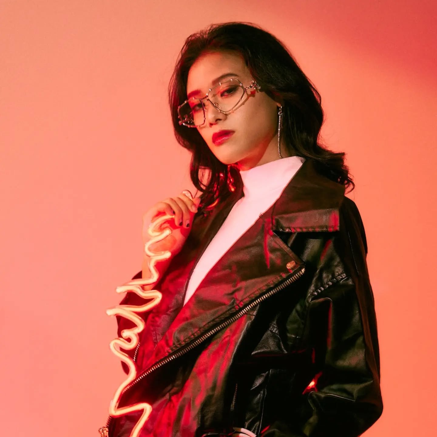 Edgy glam + neon lights = 🔥

📸 @naheuy 
👩🏻 @maegzter
💄@zoamakeup 

#makeupartist #singaporebrides #zoamakeup #bridalmakeup #sgmua